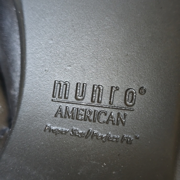 Munro American Women's Black Leather Slide Sandals - Picture 8 of 9